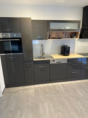 Fridge, oven, stovetop, dishwasher - Holiday Apartment "Alte Scheune Drolshagen" with Private Terrace, Shared Garden & Wi-Fi (Drolshagen)