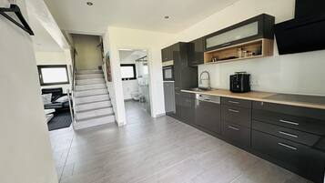 Fridge, oven, stovetop, dishwasher