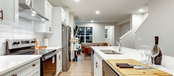 Neutral Living/6beds/4Bedroom+Bonus Room/Free Parking on Premises