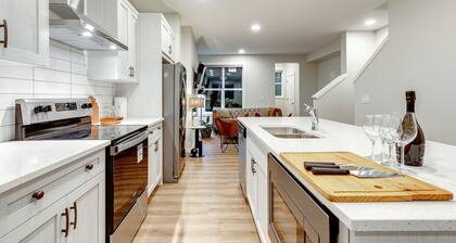 Neutral Living/6beds/4Bedroom+Bonus Room/Free Parking on Premises