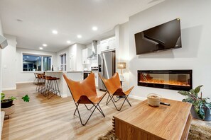 Fridge, microwave, oven, stovetop - Neutral Living/6beds/4Bedroom+Bonus Room/Free Parking on Premises (Calgary)