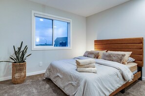 5 bedrooms, iron/ironing board, travel crib, free WiFi - Neutral Living/6beds/4Bedroom+Bonus Room/Free Parking on Premises (Calgary)