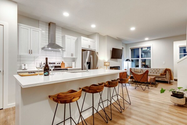 Kühlschrank, Mikrowelle, Ofen, Herdplatte