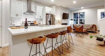 Neutral Living/6beds/4Bedroom+Bonus Room/Free Parking on Premises