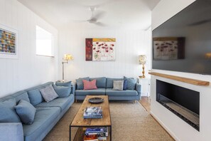 TV, fireplace, offices - Sandhurst - Oceanstays (Yamba)