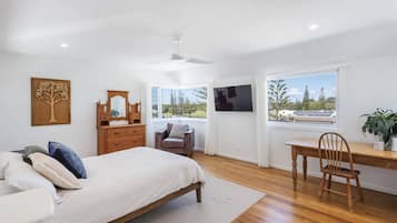 5 bedrooms, desk, iron/ironing board, WiFi