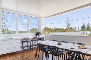 Outdoor dining - Sandhurst - Oceanstays (Yamba)