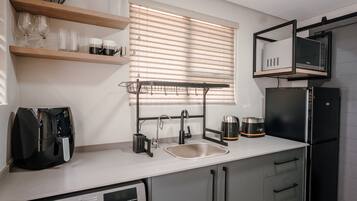 Superior Apartment | Private kitchen | Fridge, microwave, electric kettle, toaster