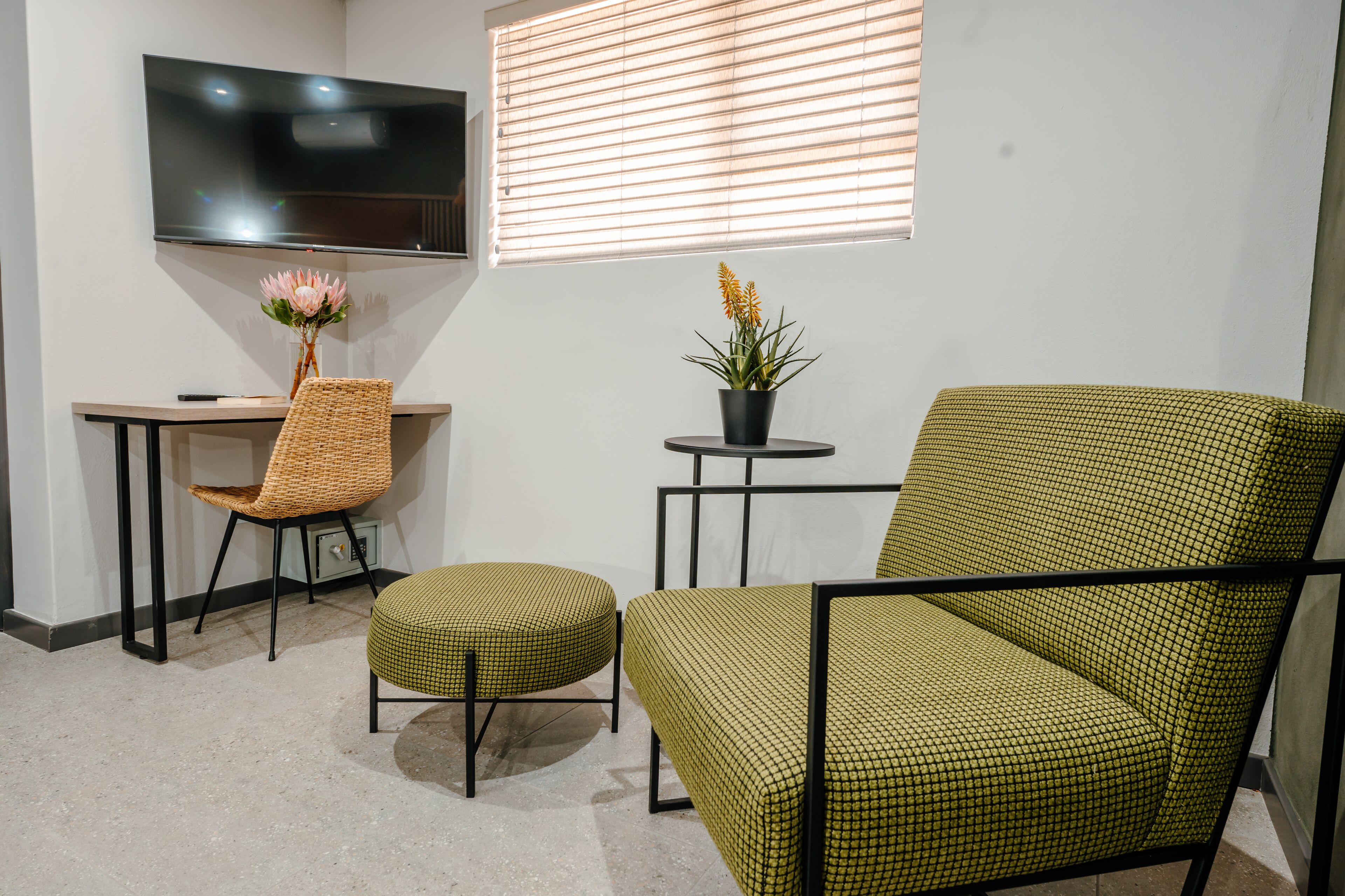 Superior Apartment | Living area | 32-inch flat-screen TV with satellite channels