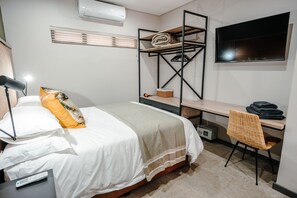 Căn hộ Deluxe | 1 phòng ngủ, bàn, bàn ủi/dụng cụ ủi quần áo
