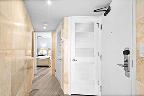 Interior - Emerald Towers 0406 (Destin)