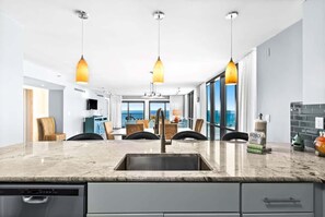 Dining - Emerald Towers 0406 (Destin)