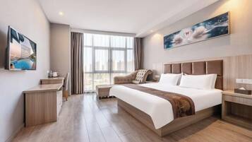 Une chambre d’hôtel moderne avec un grand lit, un bureau et une vue sur la ville.