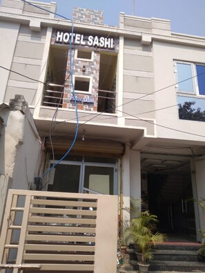 Front of property - Goroomgo Sashi Puri (Puri)