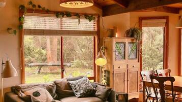 Kamin, Tischtennisplatte, Bücher