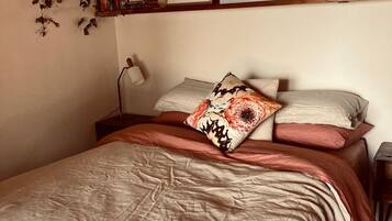 2 slaapkamers, een strijkplank/strijkijzer, gratis wifi, beddengoed