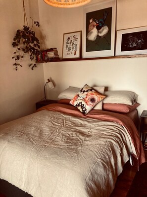 2 bedrooms, iron/ironing board, free WiFi, bed sheets