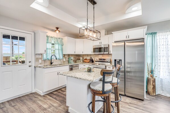 Réfrigérateur, four à micro-ondes, un four, surface de cuisson