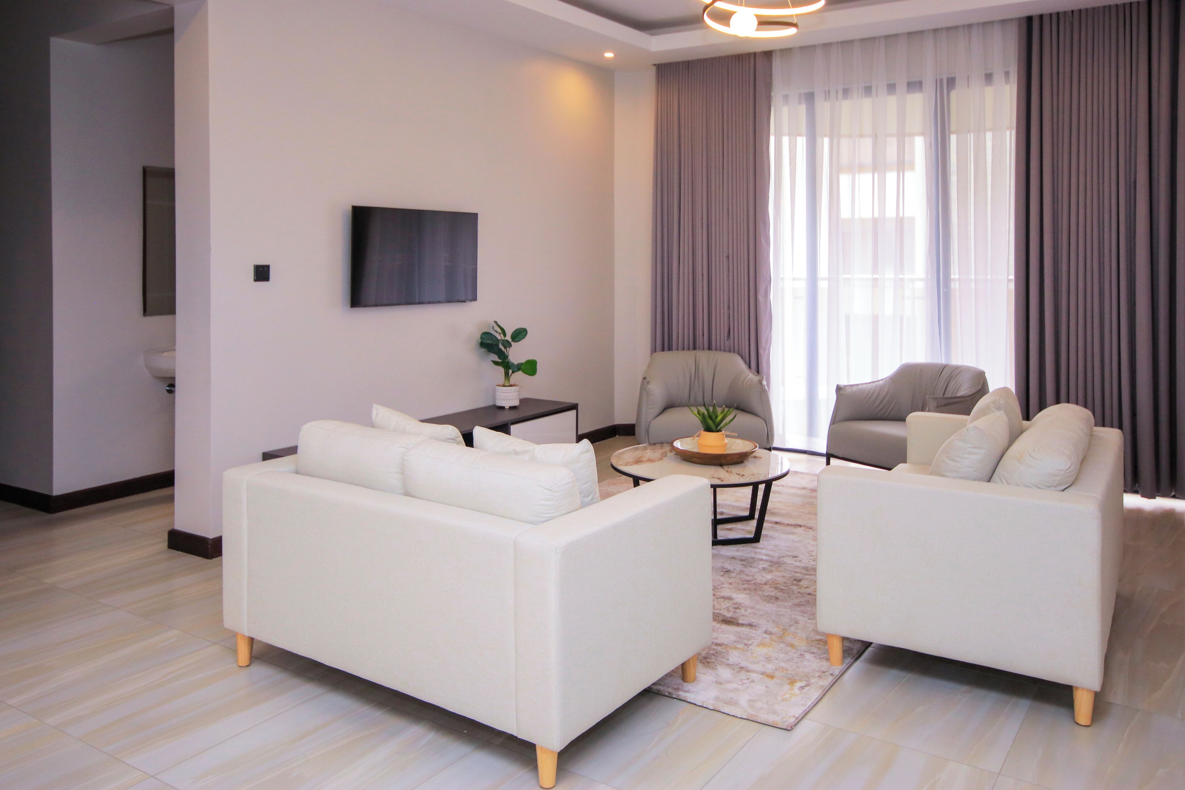 Familie suite | Luxe beddengoed, een minibar, individueel gemeubileerd, een bureau