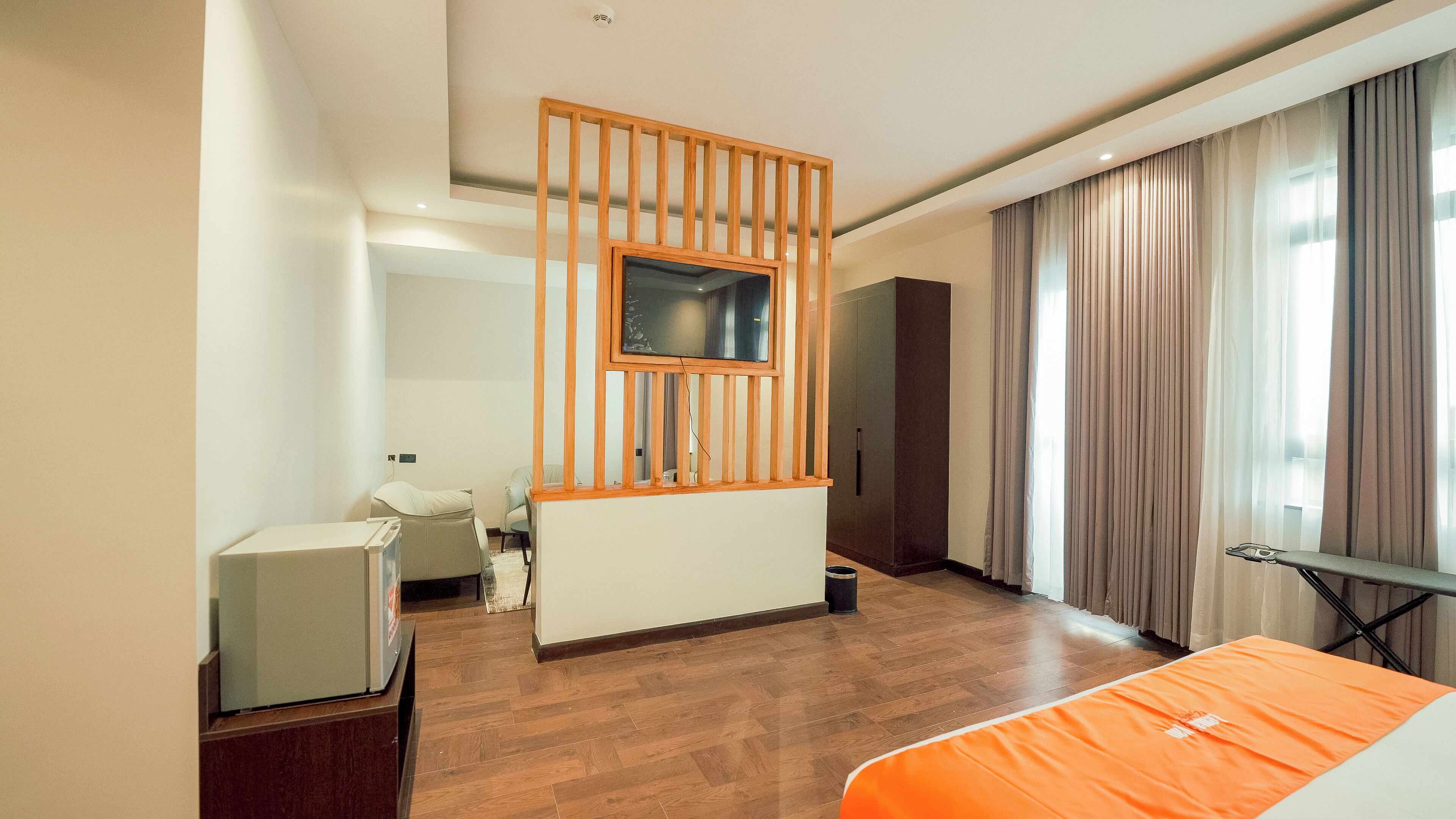 Deluxe kamer | Luxe beddengoed, een minibar, individueel gemeubileerd, een bureau