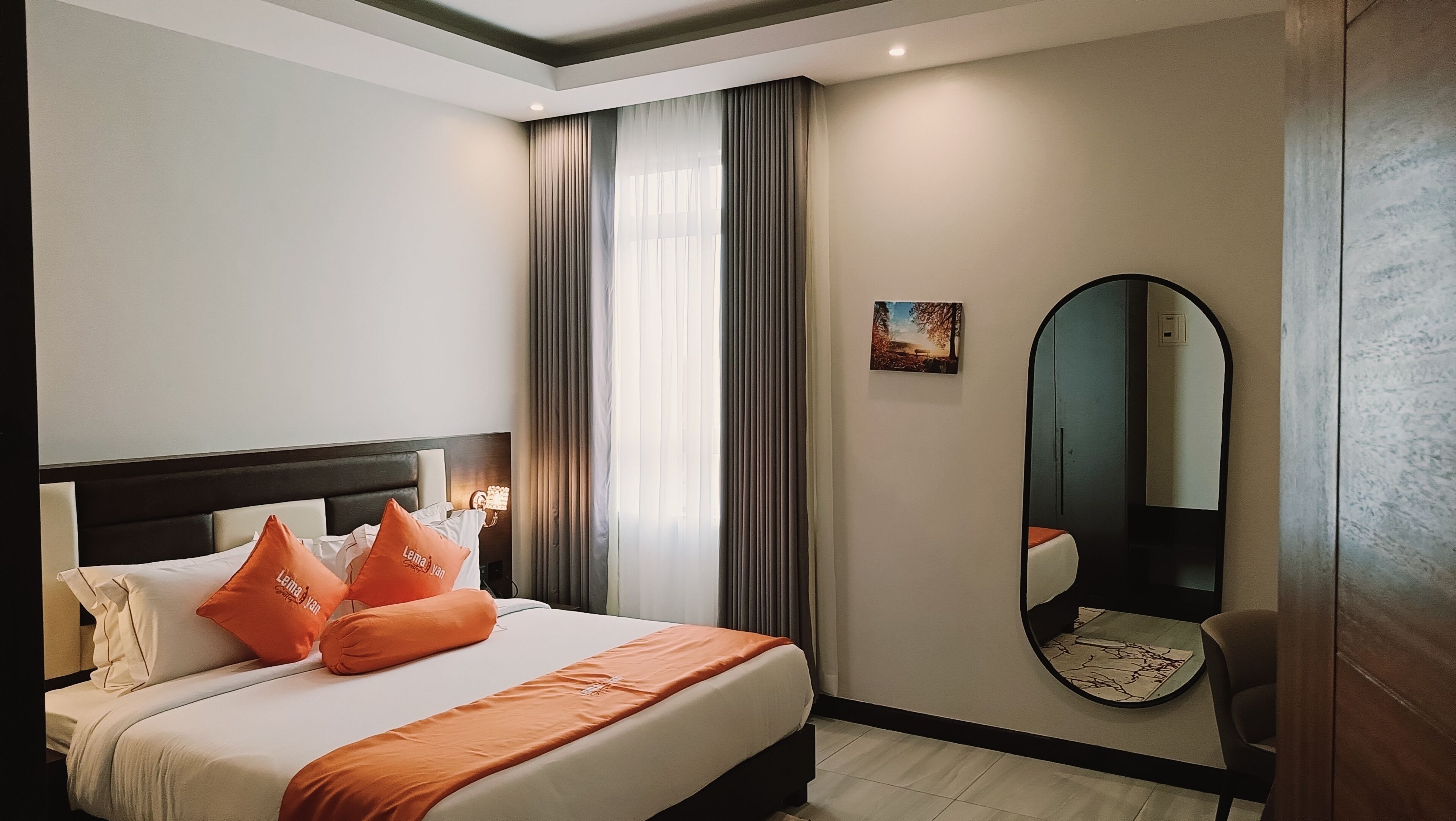 Executive kamer | Luxe beddengoed, een minibar, individueel gemeubileerd, een bureau