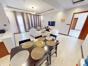 Hochwertige Bettwaren, Minibar, individuell eingerichtet, Schreibtisch