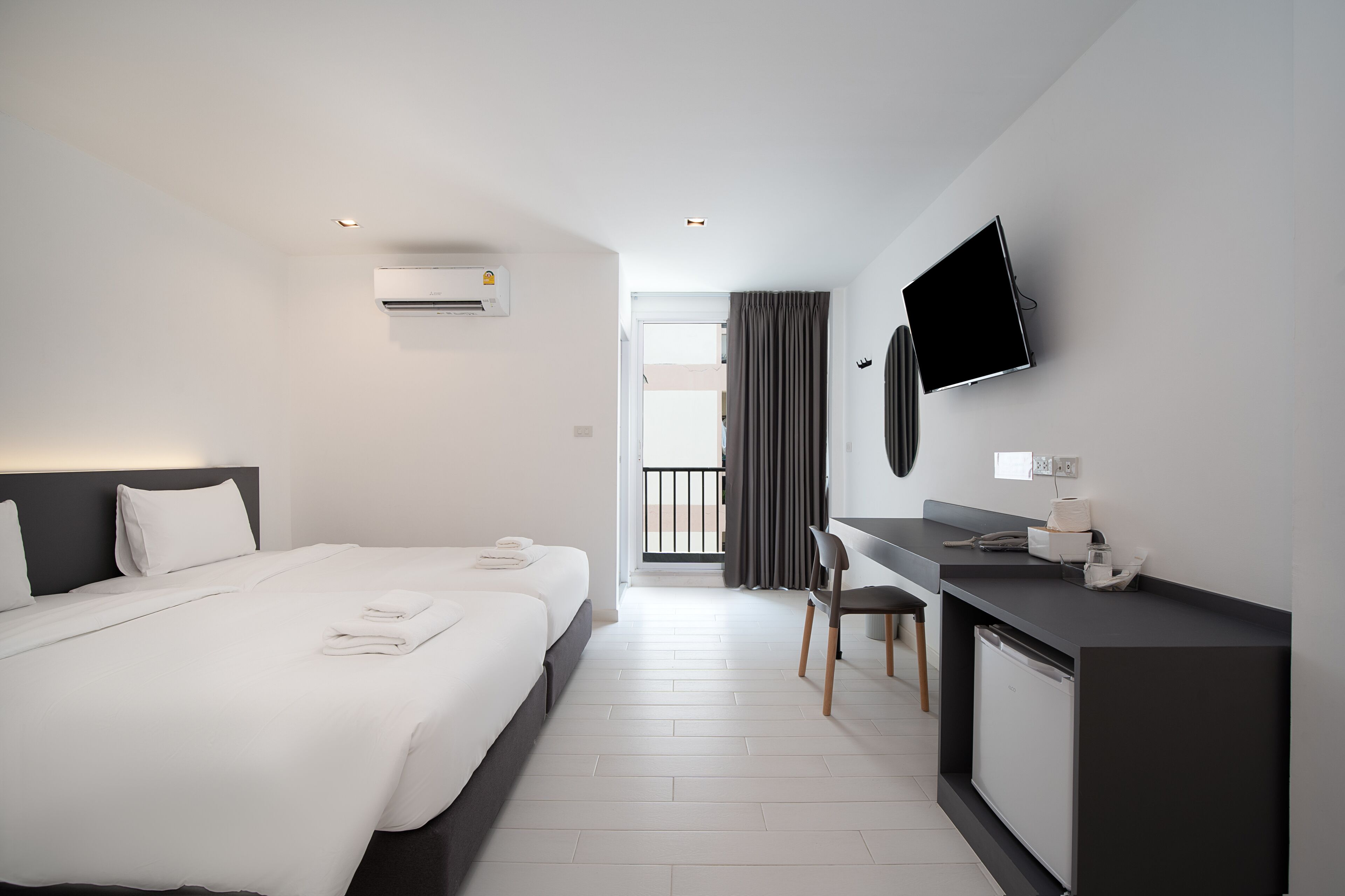 Meja, kalis bunyi, Wi-fi percuma 