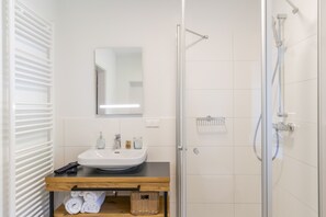 Premium Apartment | Bathroom | Shower, hair dryer, towels, soap - Apartments Am Dorfplatzl (Hohentauern)