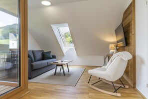 Premium-Apartment | Wohnbereich | 43-Zoll-Smart-TV mit Digitalempfang