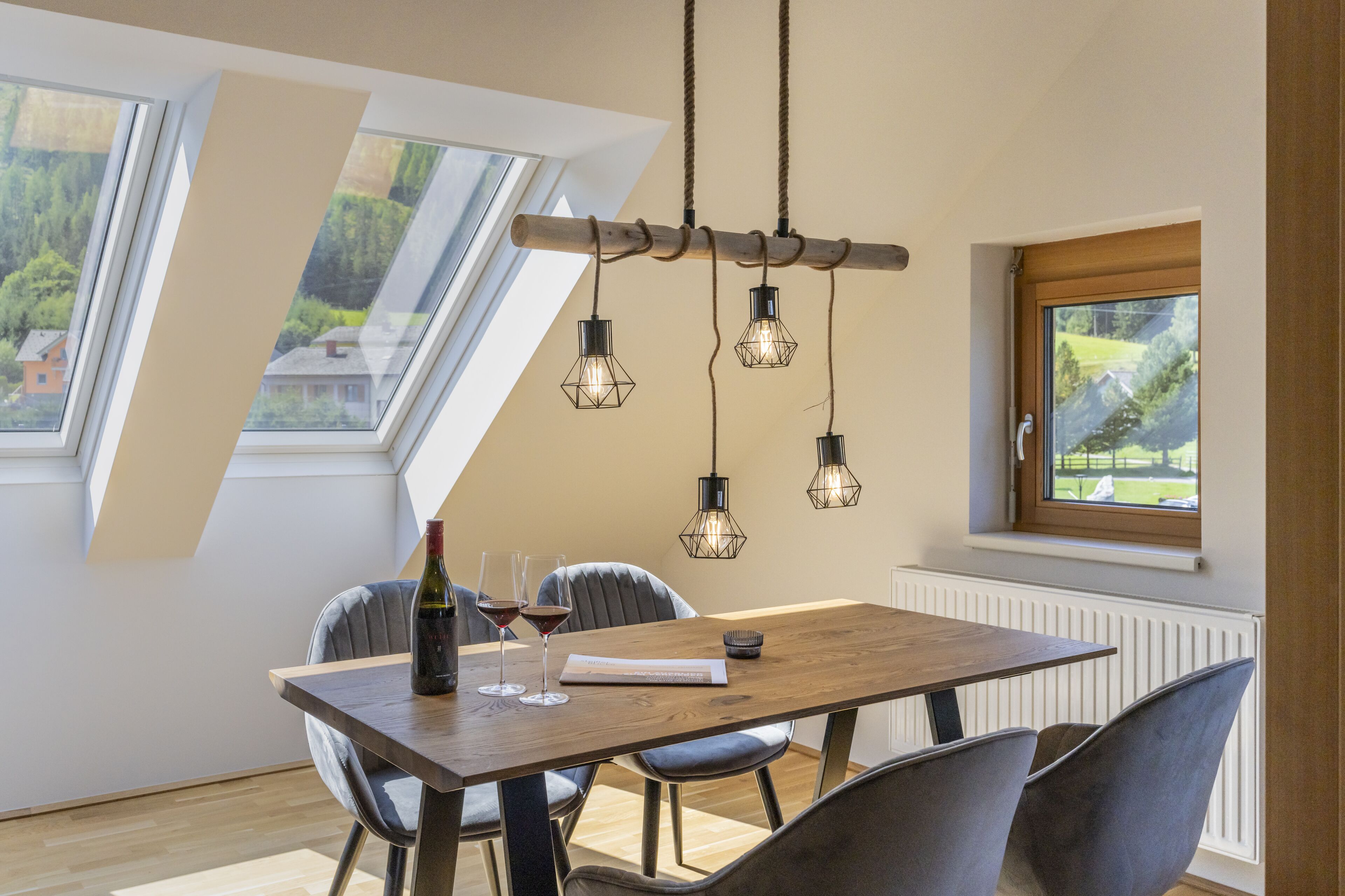 Premium-Apartment | Essbereich im Zimmer