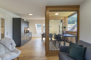 Premium appartement | Woonruimte | Een 43-inch smart-tv met digitale zenders