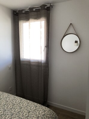 2 bedrooms, iron/ironing board, travel crib, bed sheets - Superbe Studio Neuf Proche de la Gare (Sète)