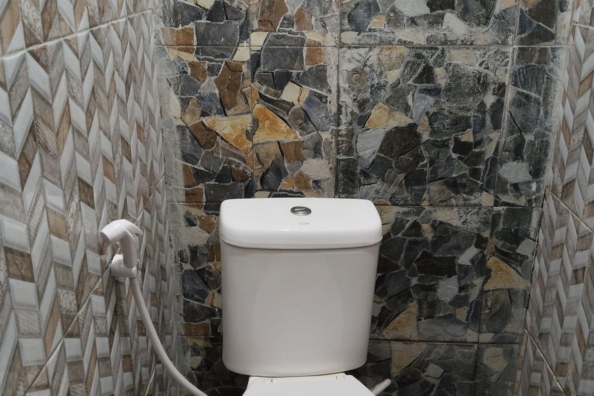 standard twin room | bathroom | shower, rainfall showerhead, towels, toilet paper