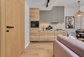 Microwave, oven, dishwasher, coffee/tea maker