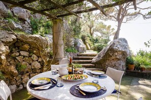 Outdoor dining - Villa storica 1920 Con giardino di limoni e palme con vista sul mare (Capri)