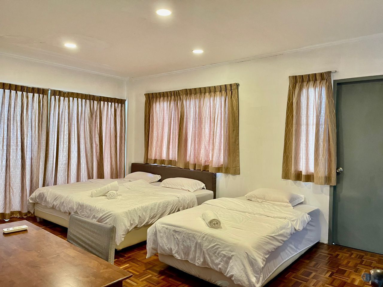 4 bedrooms, iron/ironing board, WiFi, bed sheets