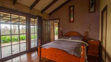 2 slaapkamers, een strijkplank/strijkijzer, reisbedje, beddengoed