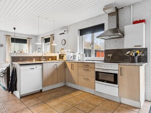 Kjøleskap, mikrobølgeovn, oppvaskmaskin og kjøkkenutstyr