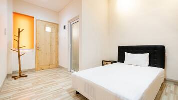 Meja kerja, ruang kerja ramah laptop, Wi-Fi gratis, dan seprai linen