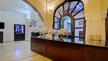 Café da manhã com buffet todos os dias (INR 500 por pessoa)
