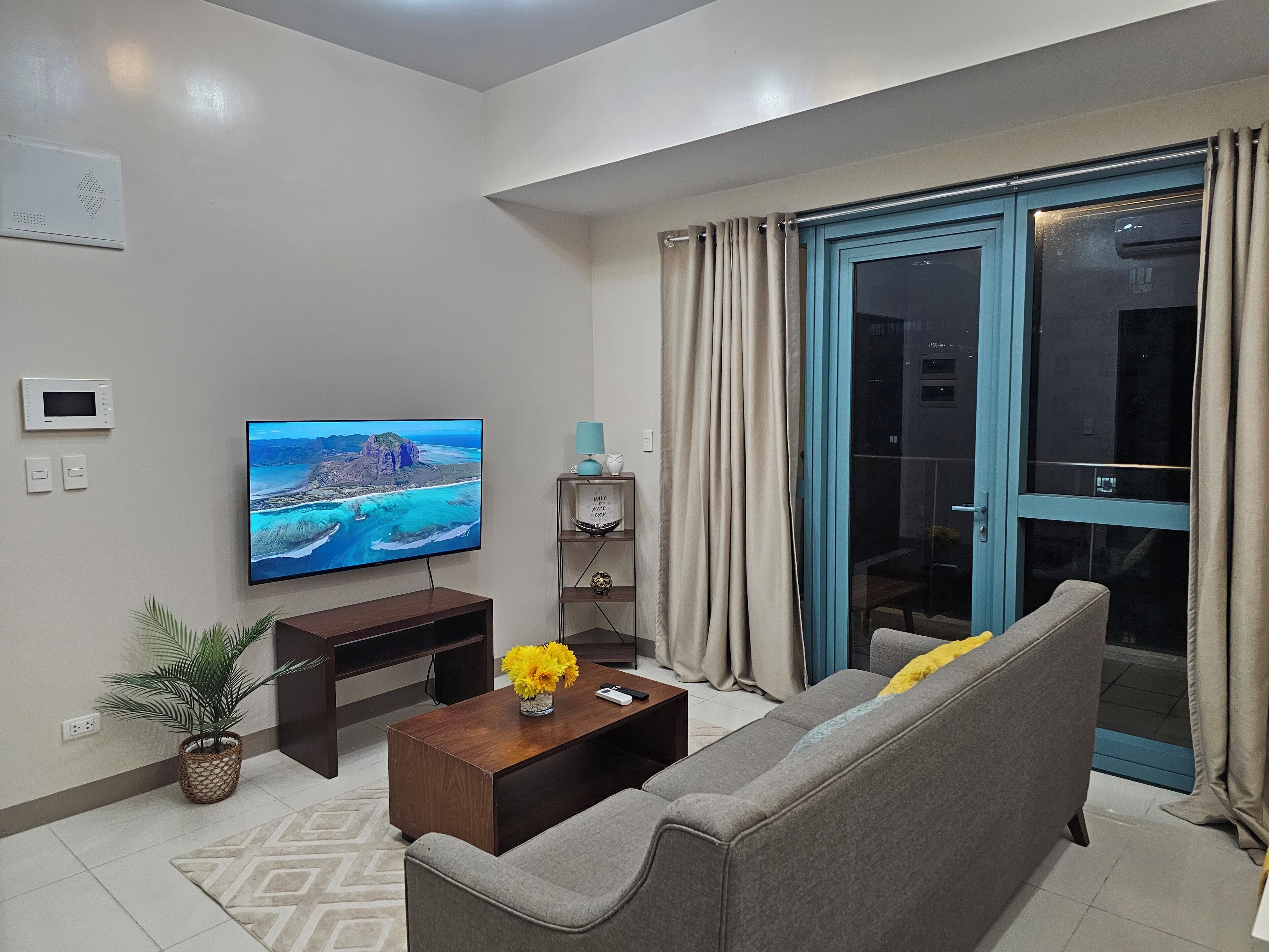 Executive Apartment, 2 Bedrooms, Balcony, City View | Living area