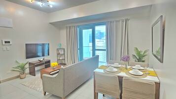 Executive Apartment, 2 Bedrooms, Balcony, City View | Dining room