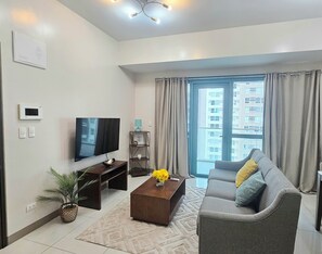 Appartement exécutif, 2 chambres, balcon, vue sur la ville | Aire de séjour | Téléviseur connecté de 50 po avec télévision numérique, Netflix