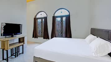 Deluxe Double Room | Laptop workspace, free WiFi, bed sheets