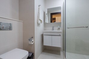 ヘアドライヤー、タオル、石鹸、トイレットペーパー