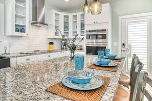 Private kitchen - Bougainvillea Beach Bungalow (St. Augustine)