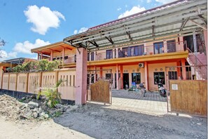 Front of property - OYO Life 92847 Penginapan Muslim Walker (Praya)