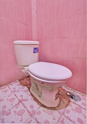 Deluxe Double Room | Bathroom | Shower, towels - OYO Life 92847 Penginapan Muslim Walker (Praya)