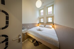 Eenvoudige tweepersoonskamer | Geluiddichte muren, gratis wifi, beddengoed