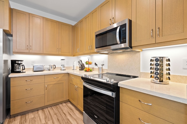 Een koelkast, een magnetron, een oven, een kookplaat